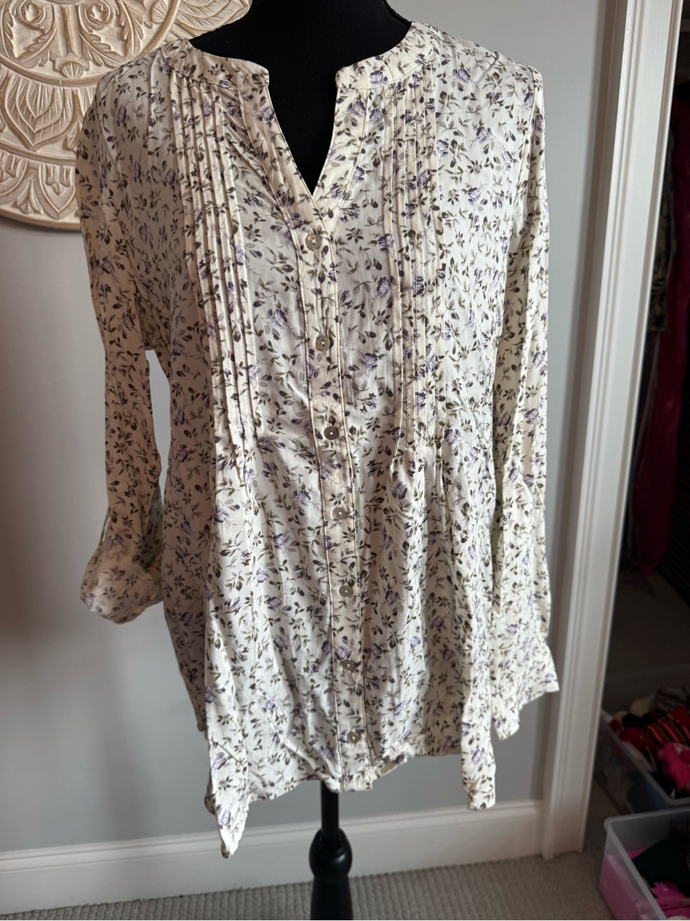 NWT medium Women's Cream Floral Pintuck Button Front Blouse